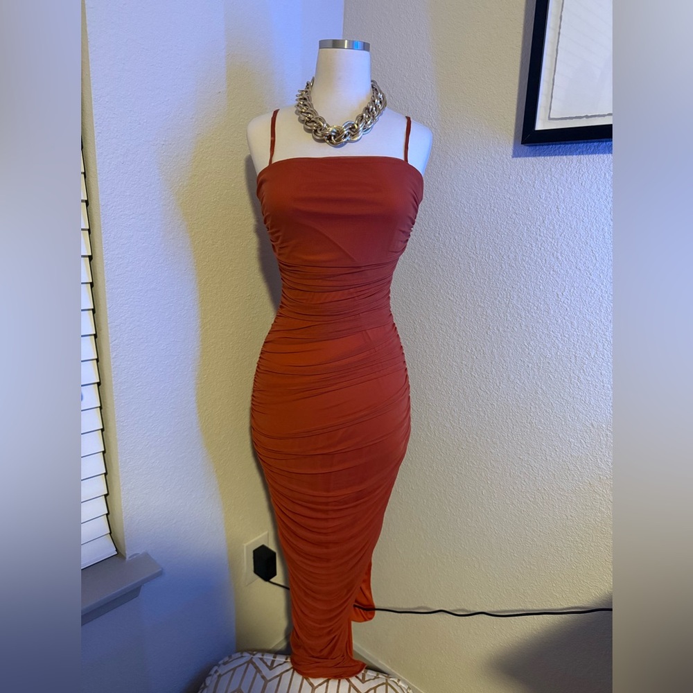 Chic Rust Midi Dress with Ruched Detailing